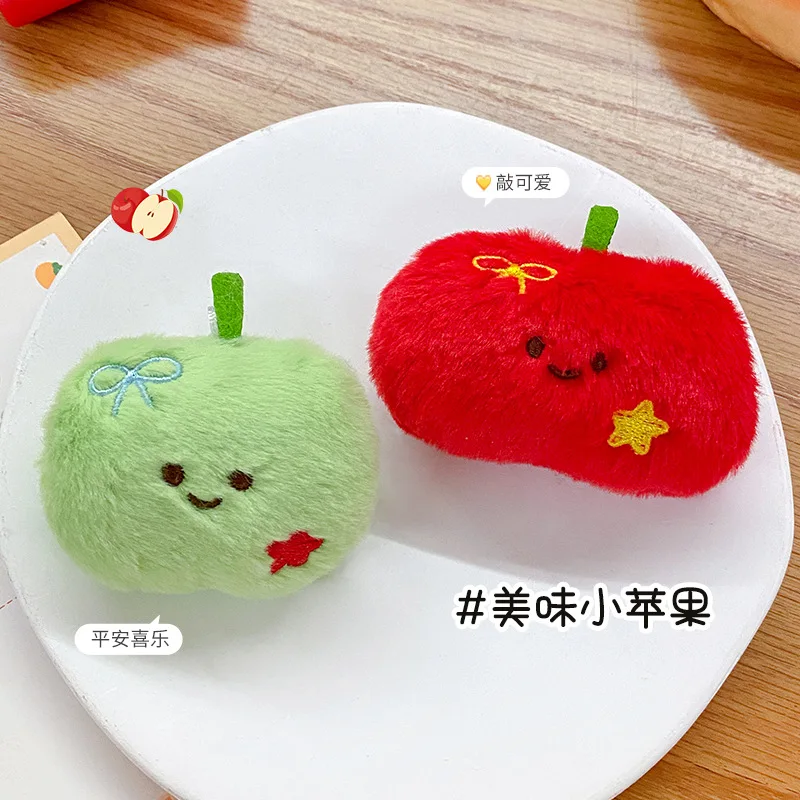 เข็มกลัดตุ๊กตาแอปเปิ้ล 160 ชิ้น ขายส่ง อุปกรณ์ตกแต่งเสื้อผ้า ของตกแต่งน่ารักขนาดเล็ก การ์ตูนติดกระเป๋าเป้ ของขวัญ