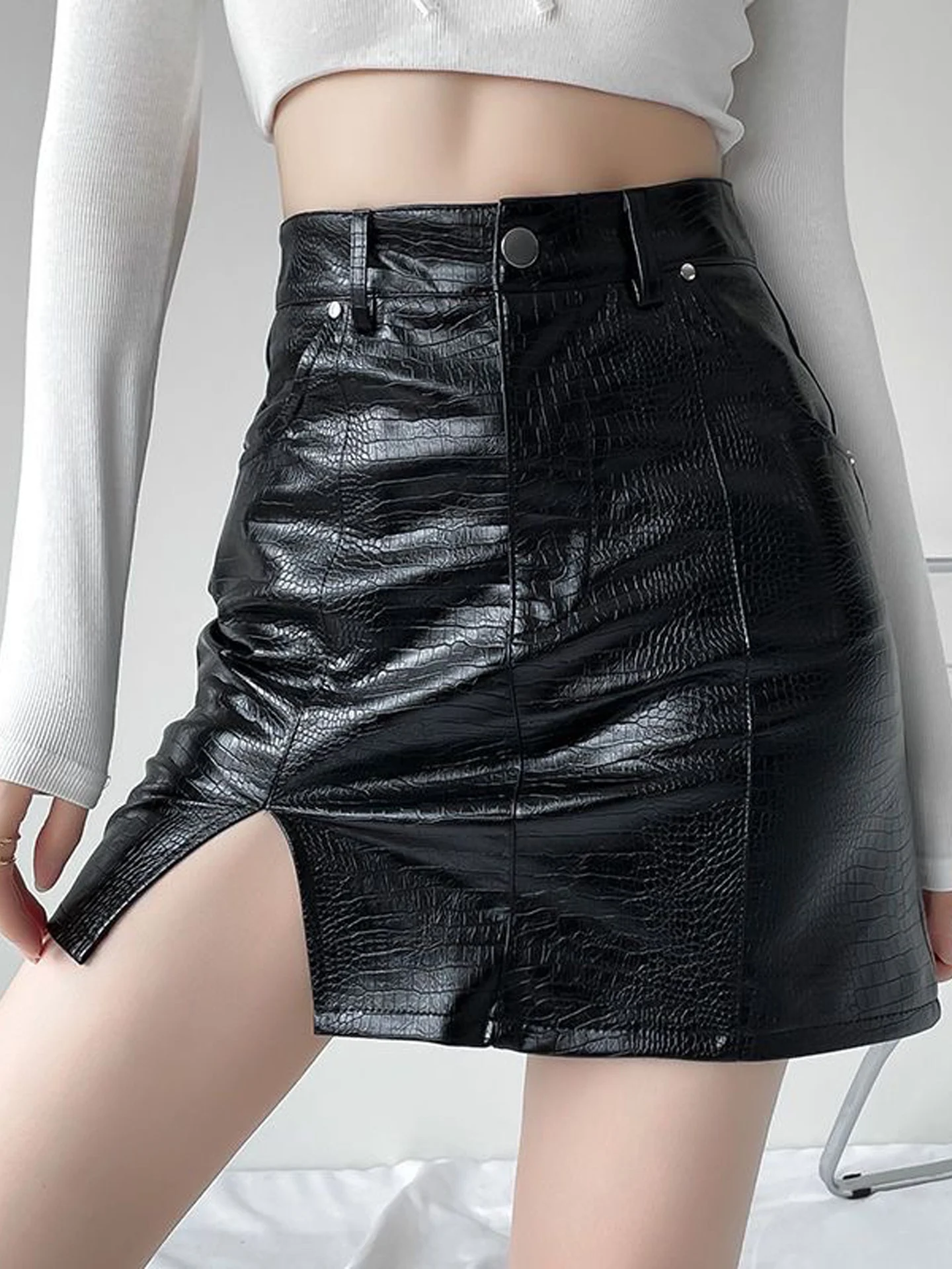 High Waist Slim Fit A-Line  Skirt in Black Crocodile Patterned PU Leather for Women Spring Autumn Season Fashionable Shor...