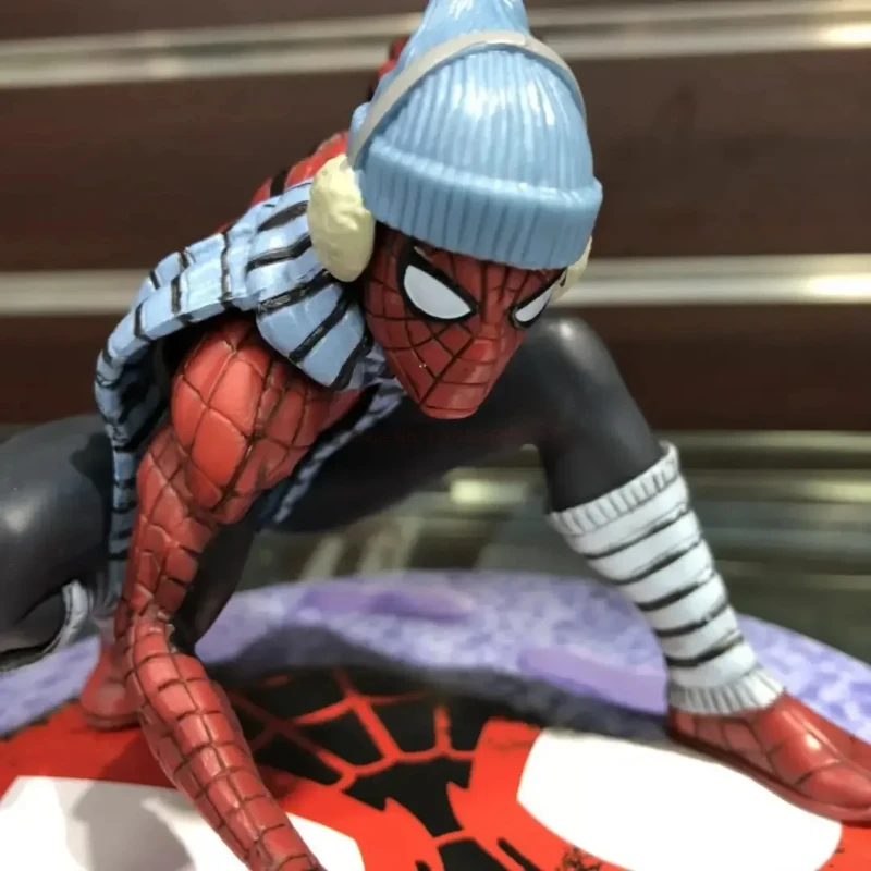 Figuras de acción móviles de la Liga de vengar de Marvel, modelo de escritorio, regalo de adornos de juguete, Hombre Araña, ropa de invierno, Peter Parker