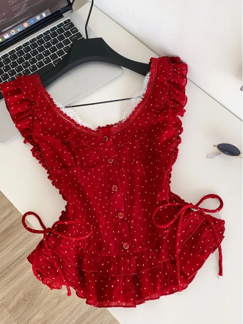 

Романтический образ: Красный топ в горошек с кружевной отделкой и рукавами-крылышками, комплект для фотосессий в стиле дофамин, летний женский топ во французском стиле