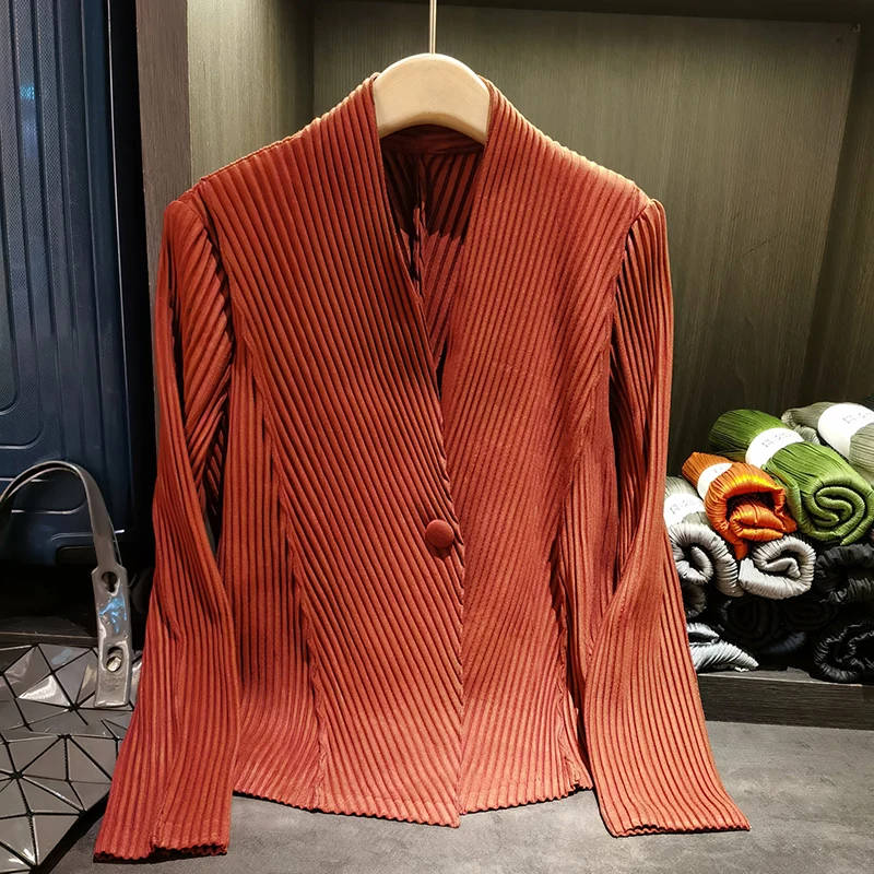 

Осень 2025 г., плиссированный женский костюм на одной пуговице, простой высококачественный эластичный утягивающий легкий пиджак с V-образным вырезом и длинными рукавами