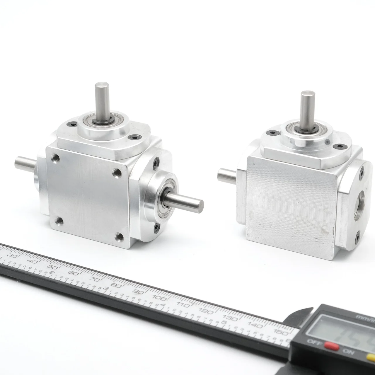 1:1 6mm Closed Direction Conversion Aluminum Alloy Bevel Gearbox AGV Multi-Axis Synchronous Motion for Industrial Use 40x40mm