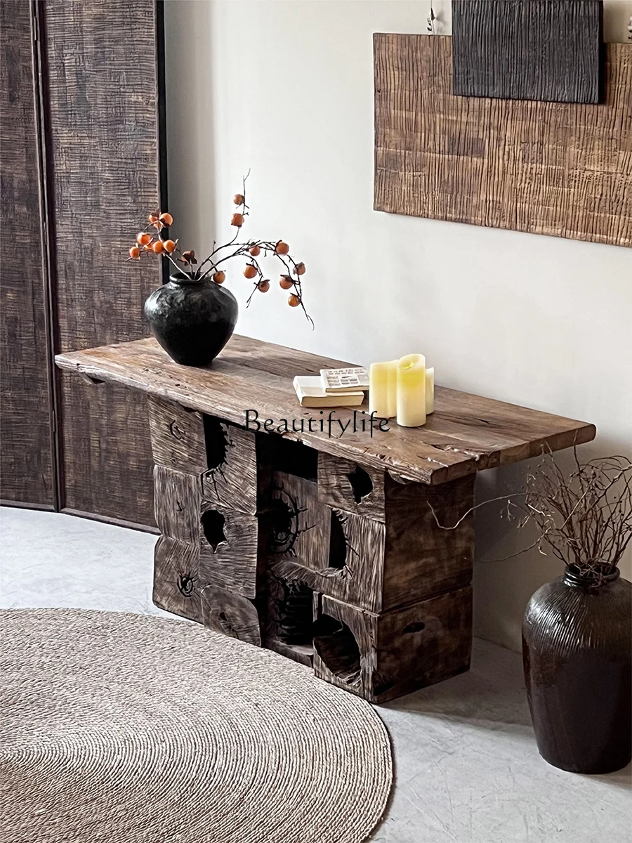

A few logs on the edge of the decorative counter entrance table of the wabi wind are retro and old solid wood.