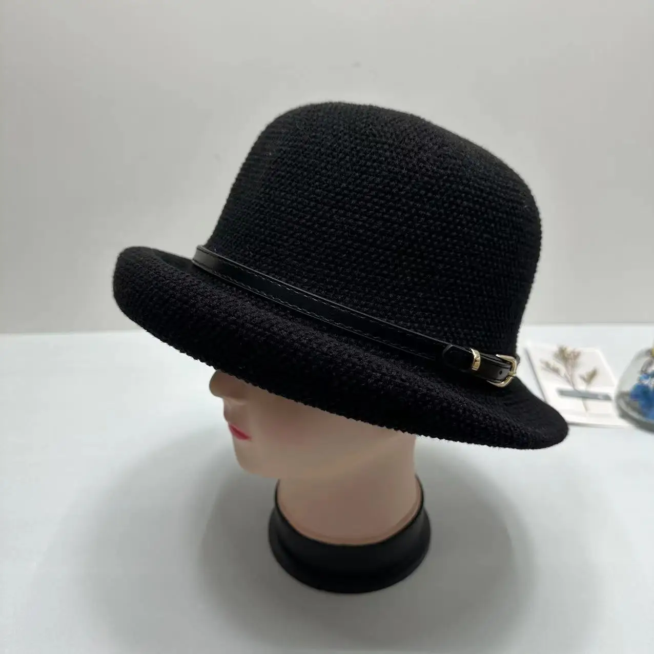 قبعة دلو محبوكة خفيفة الوزن بإبزيم جلدي للربيع والصيف والحماية من الشمس على الطراز البريطاني عصرية للسفر ومتعددة الاستخدامات