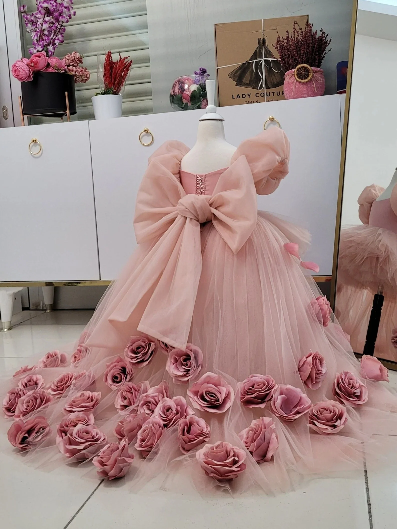 abito-da-damigella-di-lusso-personalizzato-vestito-da-sposa-per-feste-di-compleanno-sfilate-con-maniche-a-sbuffo-in-tulle-rosa-con-grande-fiocco-e-rose