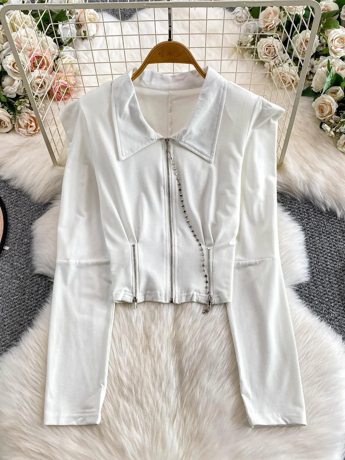 Elegancki top z poduszkami na ramionach, kołnierzem i zamkiem błyskawicznym dla kobiet, modny design, styl spicy girl, modny top na jesień 2025.