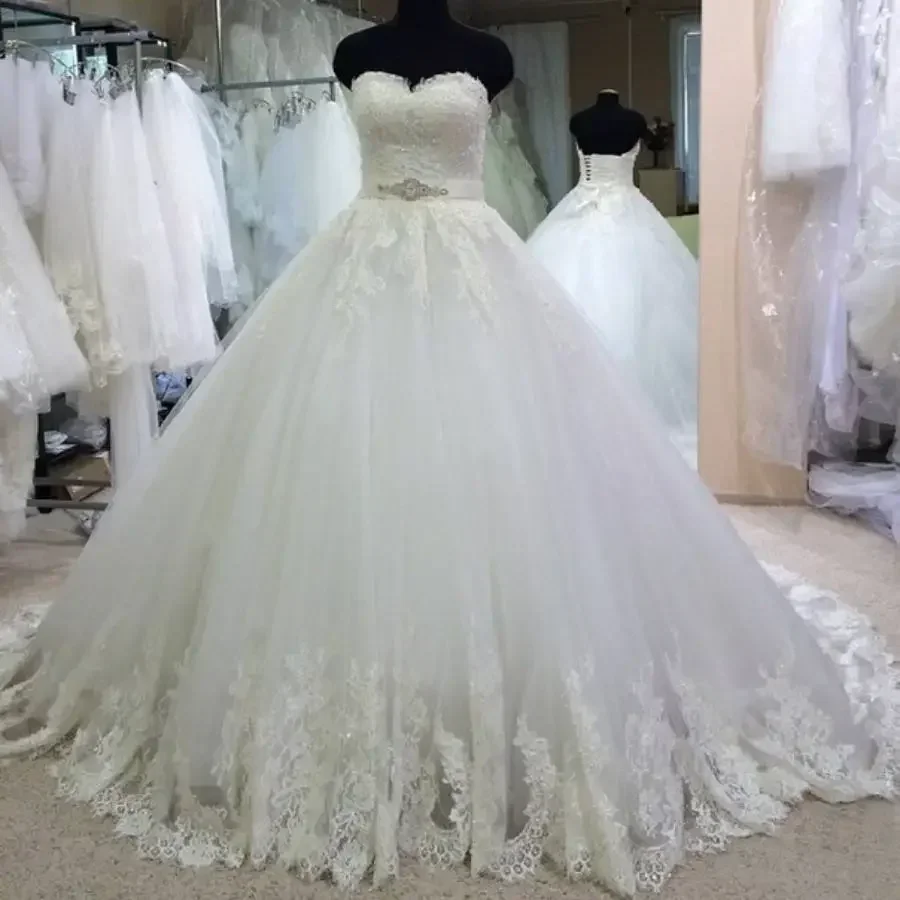 Personalizado querida rendas apliques vestidos de casamento com faixa de cetim cristal robe de mariee 2025 inchado vestido de noiva