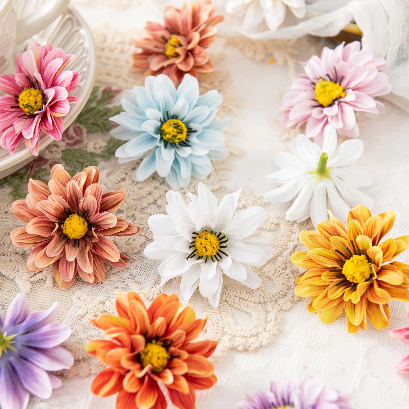 10/20 PIÈCES Petites fleurs artificielles marguerites pour décoration de table, maison, couronnes, accessoires de mariage, coiffes, cadeaux, bonbons