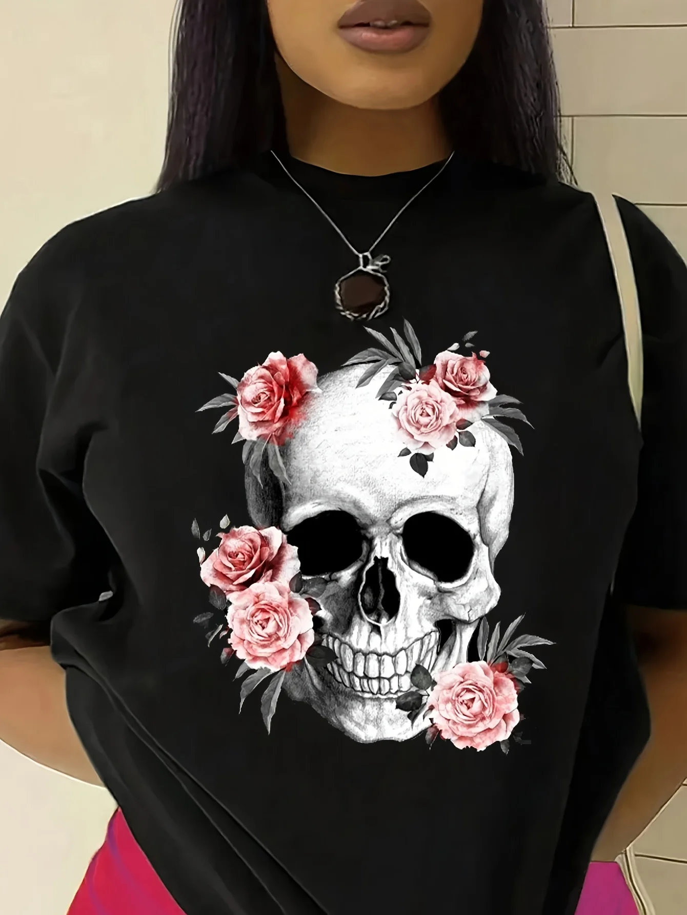 

Женская черная футболка больших размеров с короткими рукавами, принт черепа и розовых роз, темно-романтическая и стильная