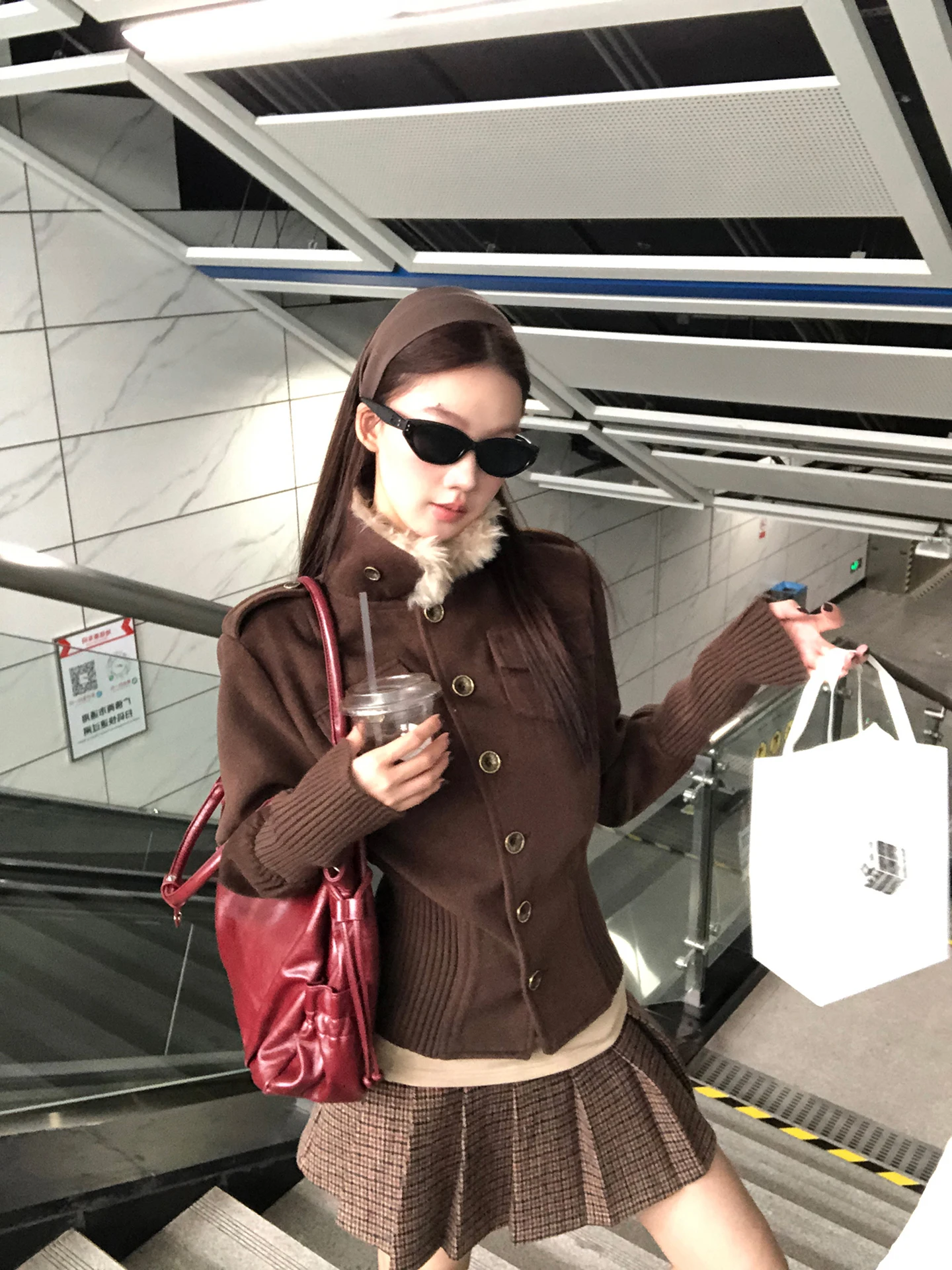 

Женское стеганое пальто Jaet с коричневым меховым воротником, хлопковое пальто, теплое, для поездок на работу, прямой крой, смесь полиэстера, длинный свеч, на пуговицах