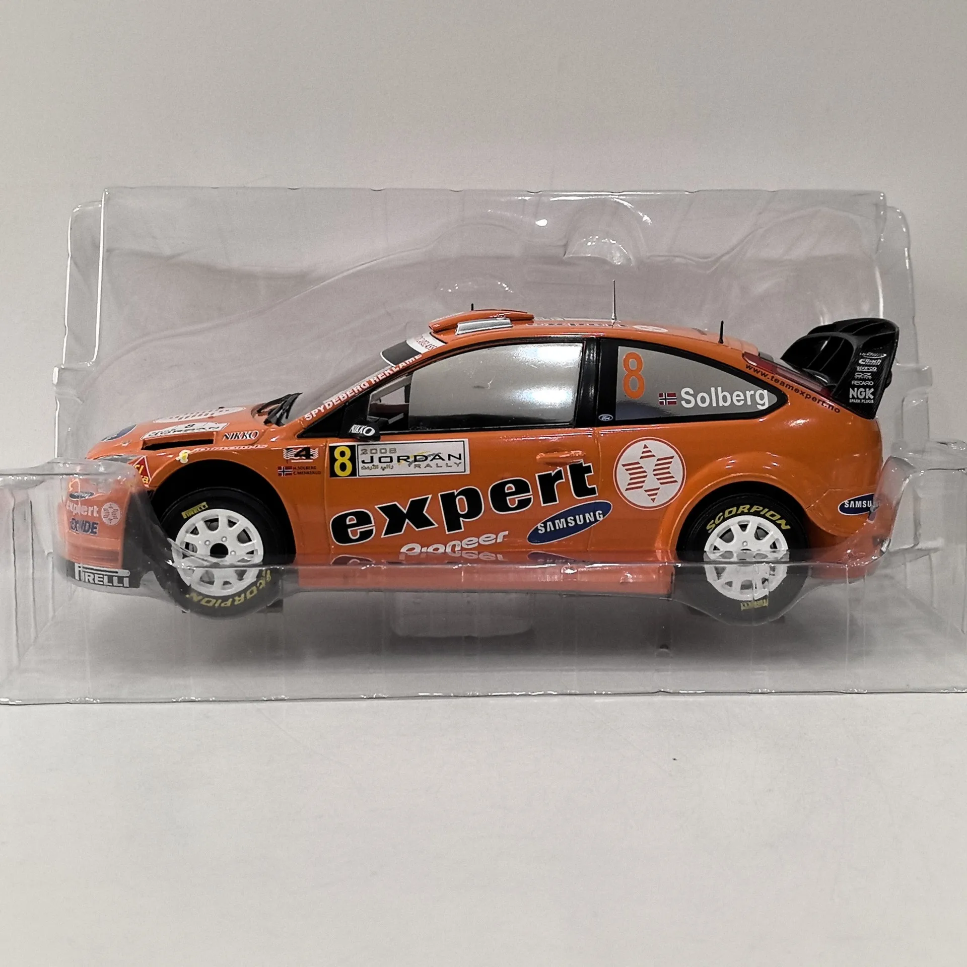 다이캐스트 IXO 1:18 스케일 포드 포커스 # 8 포드 포커스 레이싱 합금 자동차 모델 소장 장난감 선물 기념품 디스플레이 장식품