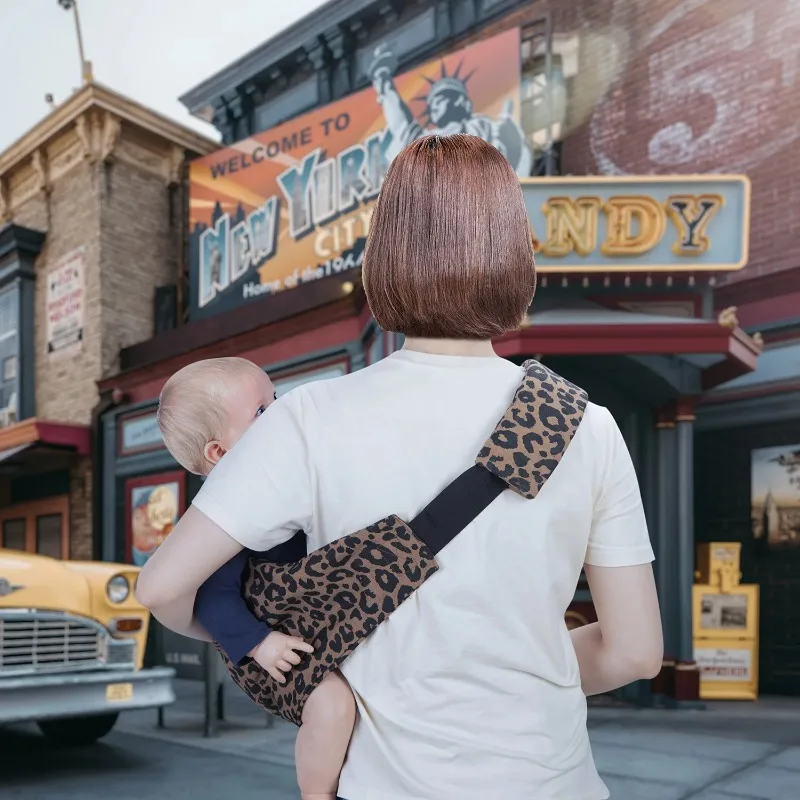 حاملة أطفال محمولة جديدة بطباعة الفهد، مناسبة للآباء والأمهات والتسوق والسفر والسفر مع الأطفال