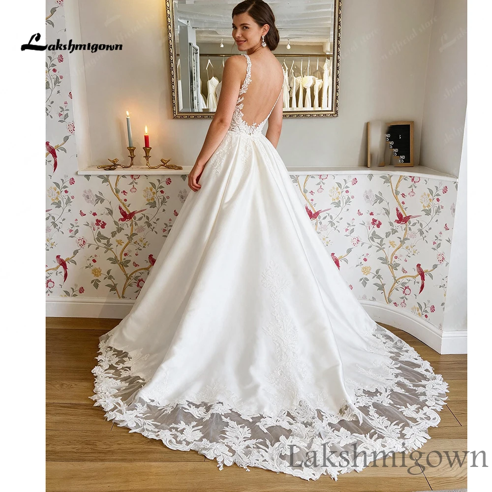 Lakshmigown Satin-Hochzeitskleid mit Spaghettiträgern, tiefem V-Ausschnitt, Spitzenapplikationen, Illusionsrücken, Spitzenbesatz am Saum, Schleppe, Brautkleid nach Maß – Detail 6
