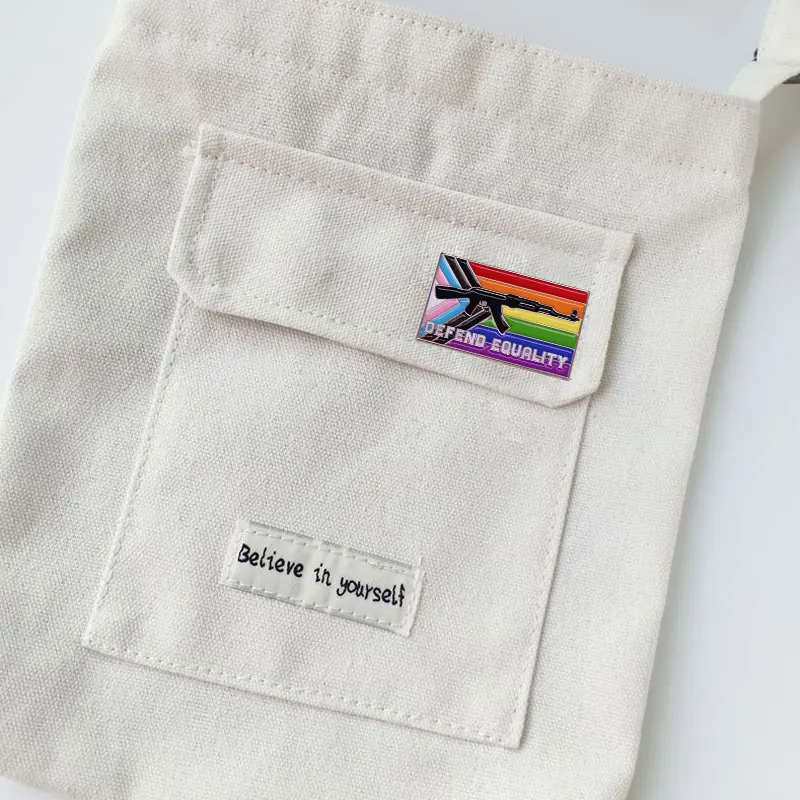 AK-47 الدفاع عن المساواة فخر العلم المينا دبوس عبر LGBTQ بروش شارة الملابس قبعة ظهره الديكور مجوهرات اكسسوارات