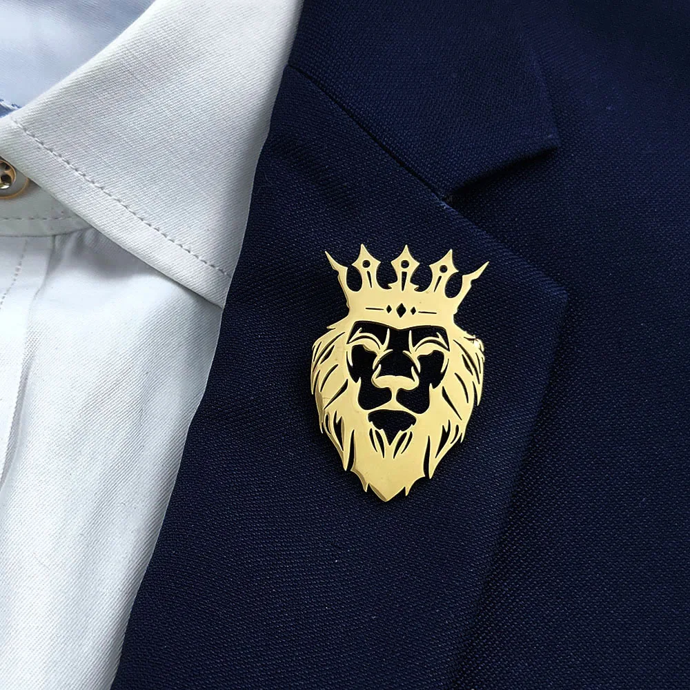 Broche creativo chapado en oro de acero inoxidable con corona de león, accesorios de traje impermeables y que se decoloran, Pin de solapa para hombre, regalo para marido