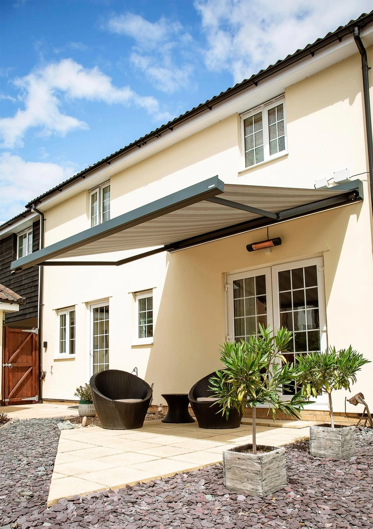 

High-End Outdoor Retractable Awning Electric Remote Control System Powder Coated Acrylic Sail Aluminum Alloy Sun Shade Terrace
