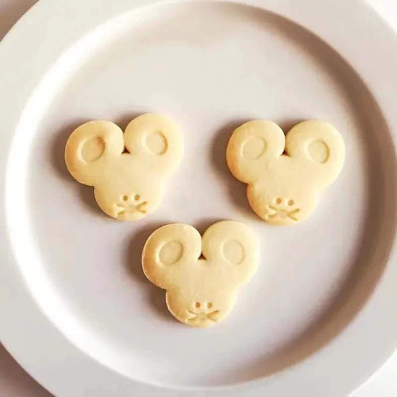 Cute Mouse Eating Cheese Shaped Cookie Cutters Cartoon Animal Biscuits Moulds Stamps 3D PLA Fondant Embossing Baking Tools