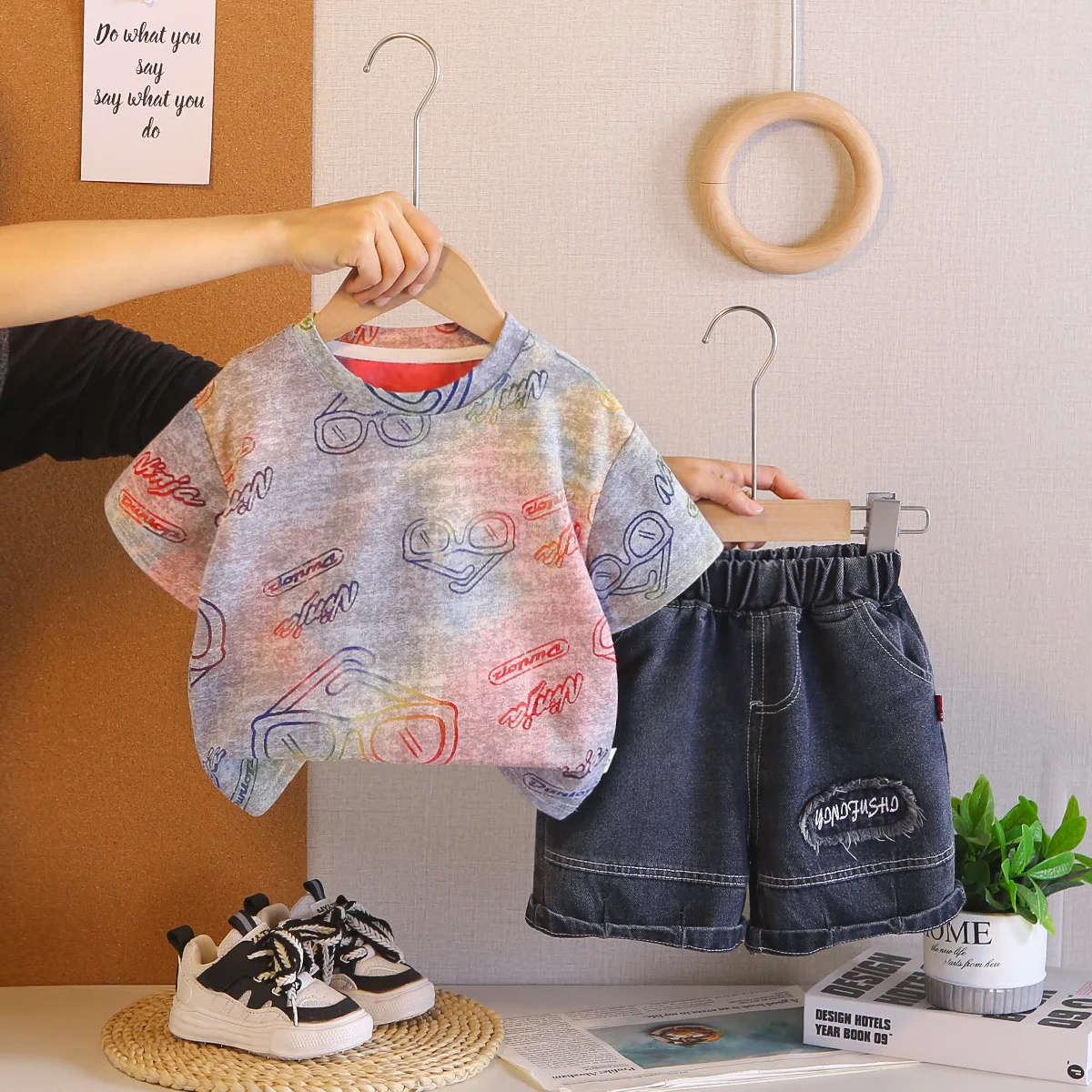 

Новый летний повседневный комплект для мальчиков 2026 года: футболка с принтом солнцезащитных очков и градиентом + рваные джинсовые шорты (2 предмета)