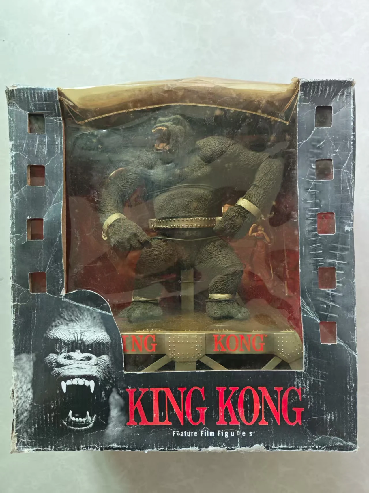 

McFarlane Movie Maniacs King Kong Deluxe Box Set Rare Collector’s Figure The packaging box is slightly yellowed and damaged.
