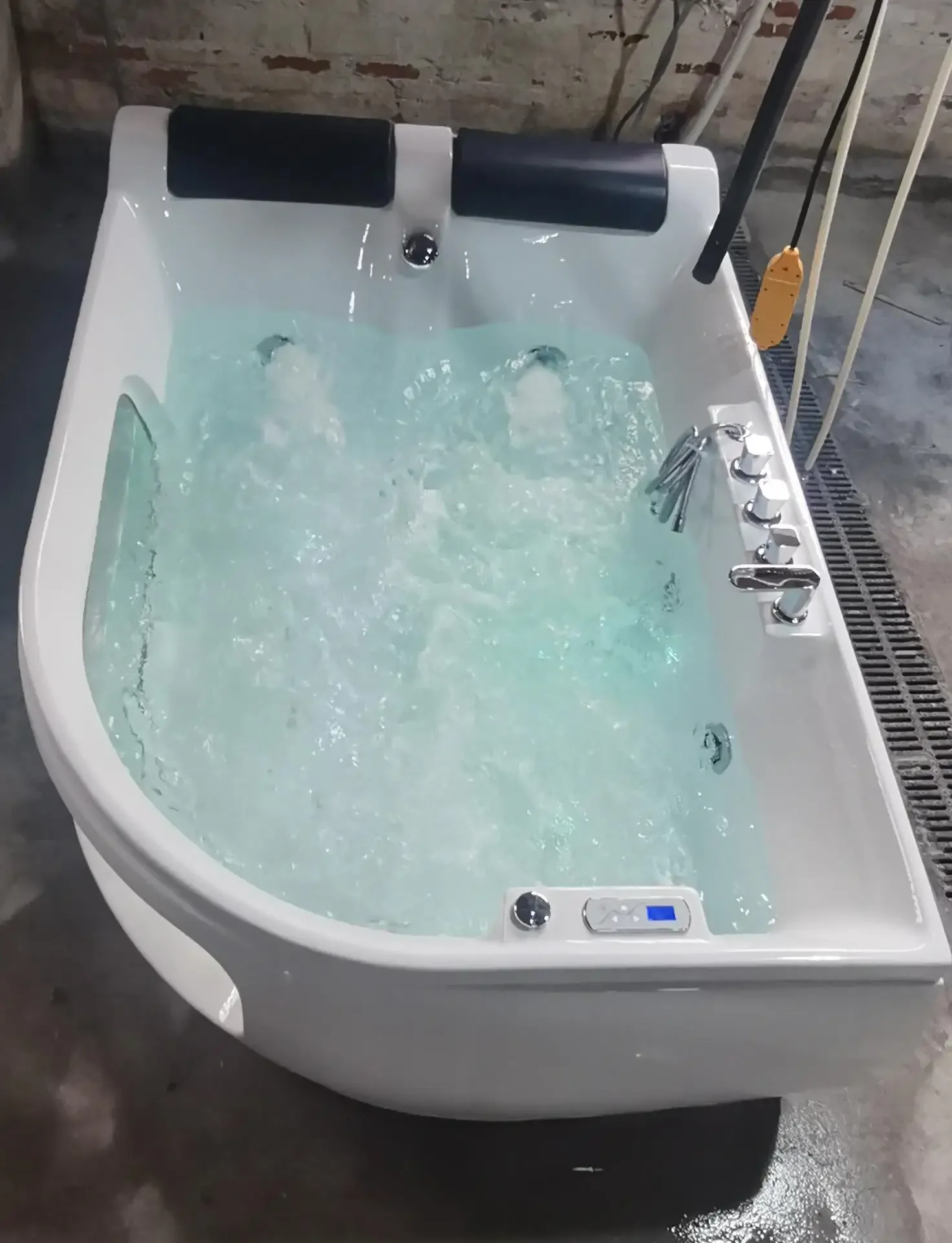 Indoor Acrylic Whirlpool Massage Bathtub 2 Person Hot Bathtub Bathroom Acrylic Bath