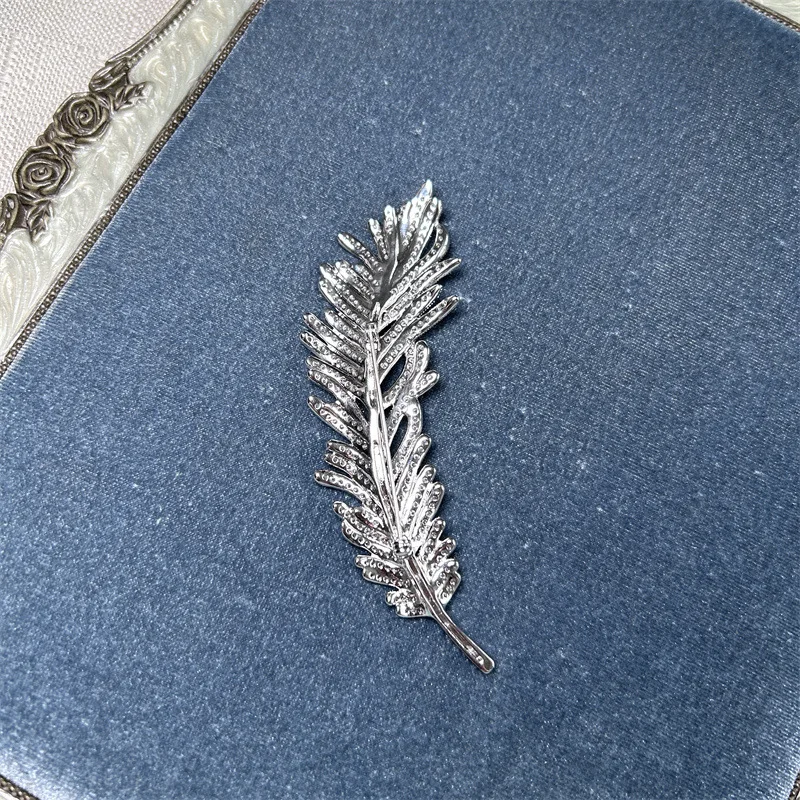 Premium temperament Luxury zircon shiny feather brooch