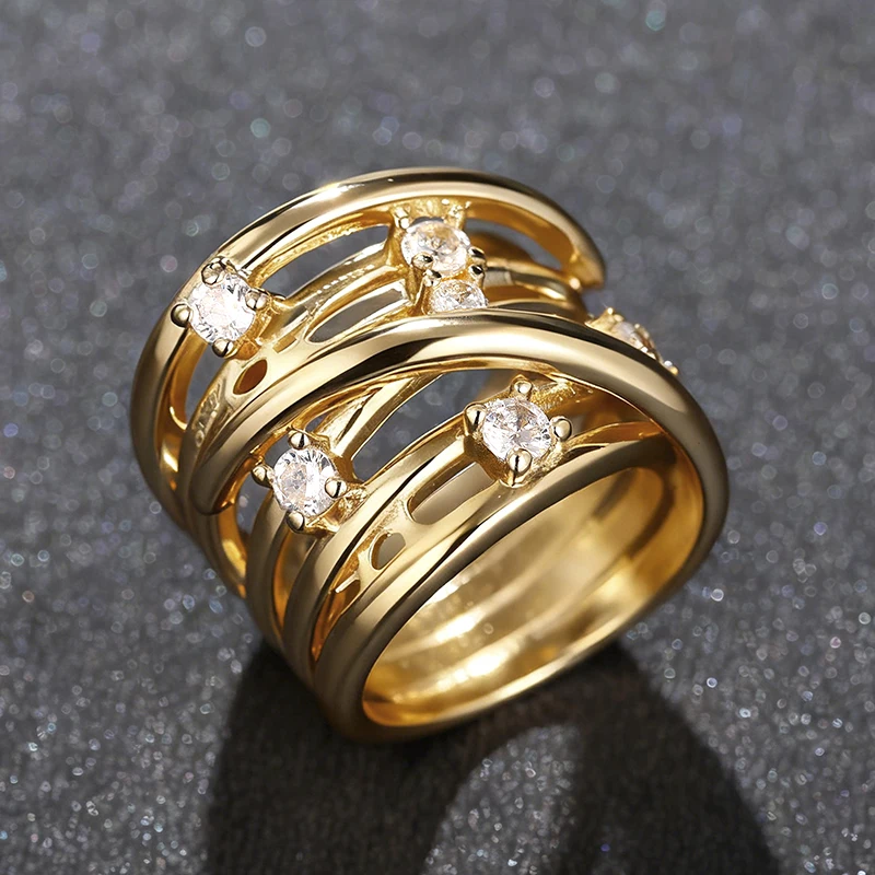Huitan Goldfarbener Damenring mit Kreuz-Design, eingelegt mit funkelndem Zirkonia, luxuriöser Hochzeits- und Verlobungsschmuck für Damen