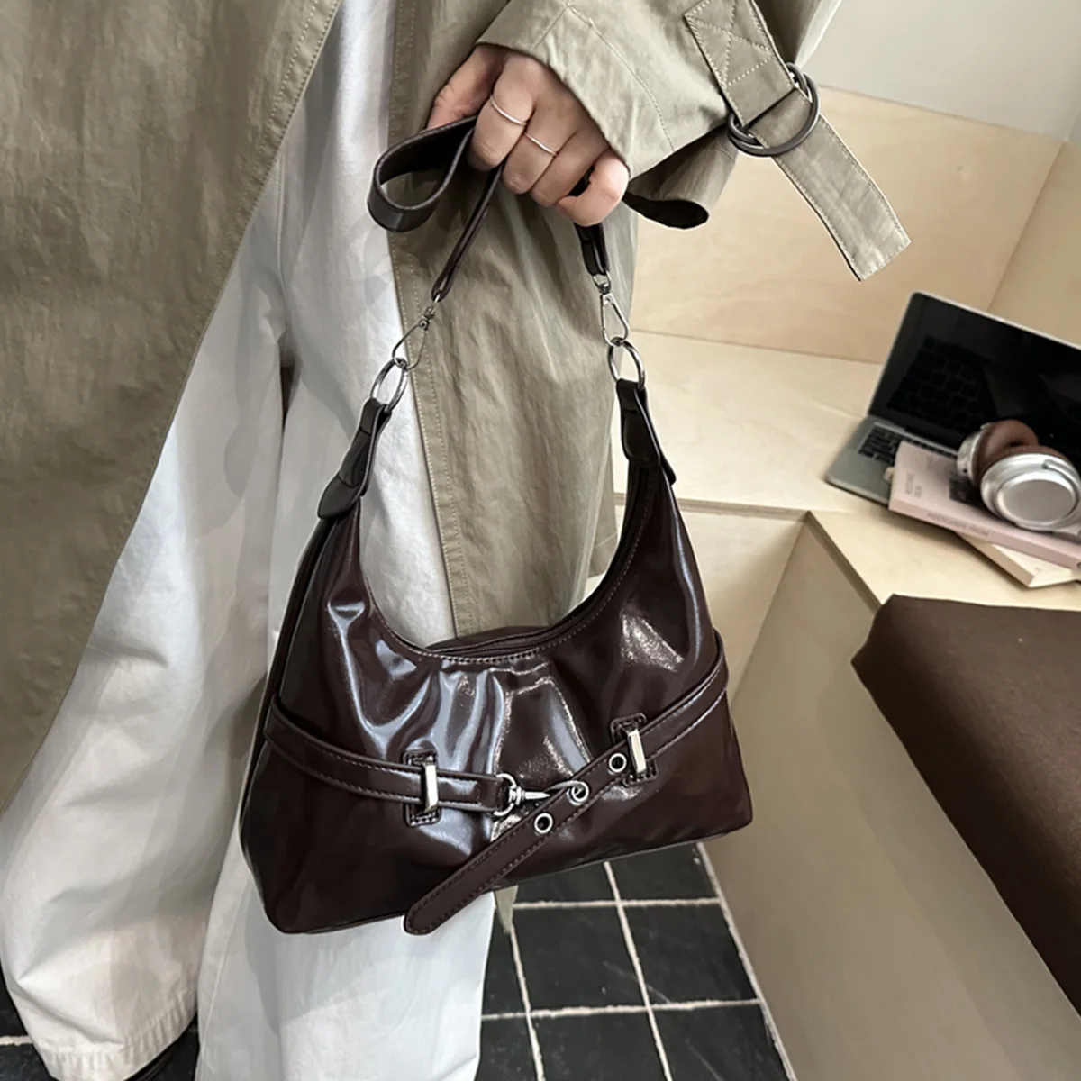 خمر براءات الاختراع والجلود حقيبة كروسبودي حزام مشبك التفاصيل سعة كبيرة سستة بولي PU حزام قابل للتعديل حقيبة تحت الإبط للتنقل اليومي