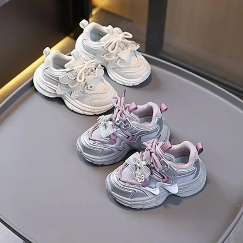 

Детская спортивная обувь 2025Чесезонные новые детские туфли на плоской подошве в стиле ретро, противоскользящая модная повседневная обувь для девочек, универсальные кроссовки для бега для девочек