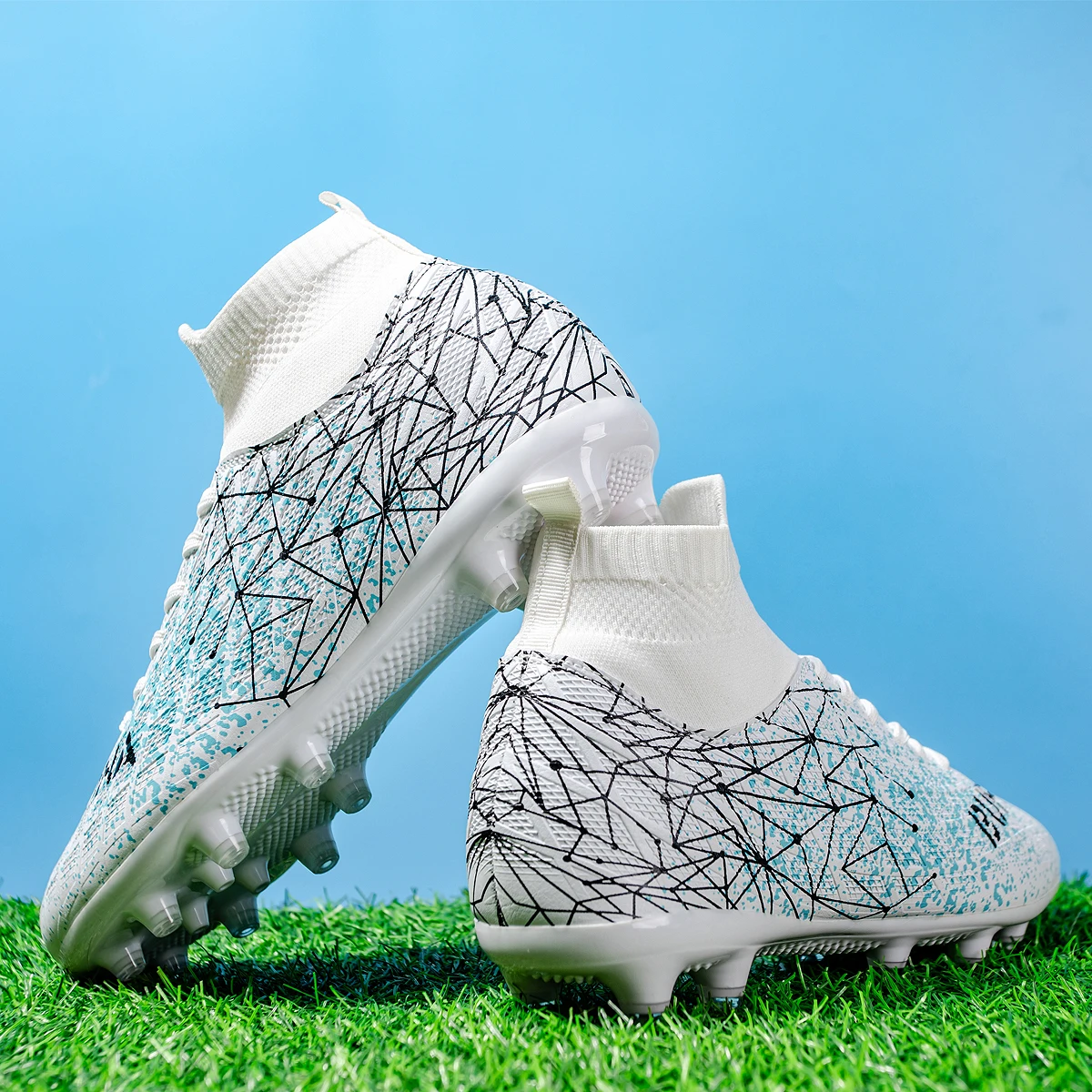 รองเท้าฟุตบอลระดับพรีเมียมแบบหุ้มข้อ สไตล์ยูนิเซ็กส์ มีให้เลือกทั้งแบบสตั๊ดยาวและสั้น เลือกได้ 3 สีตามความสะดวกของคุณ