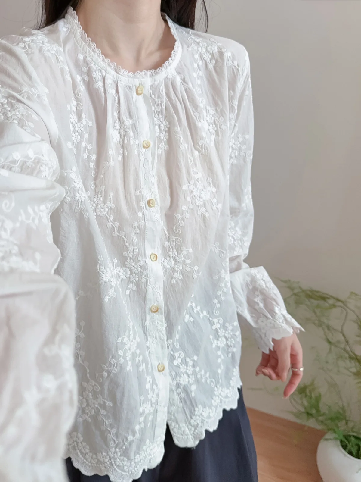 جديد 2025 الخريف قميص قطني بكم طويل ، المرأة تكدرت الدانتيل والتطريز ، موري فتاة الأدب الفرنسي شيك بلوزة فضفاضة T58056CC