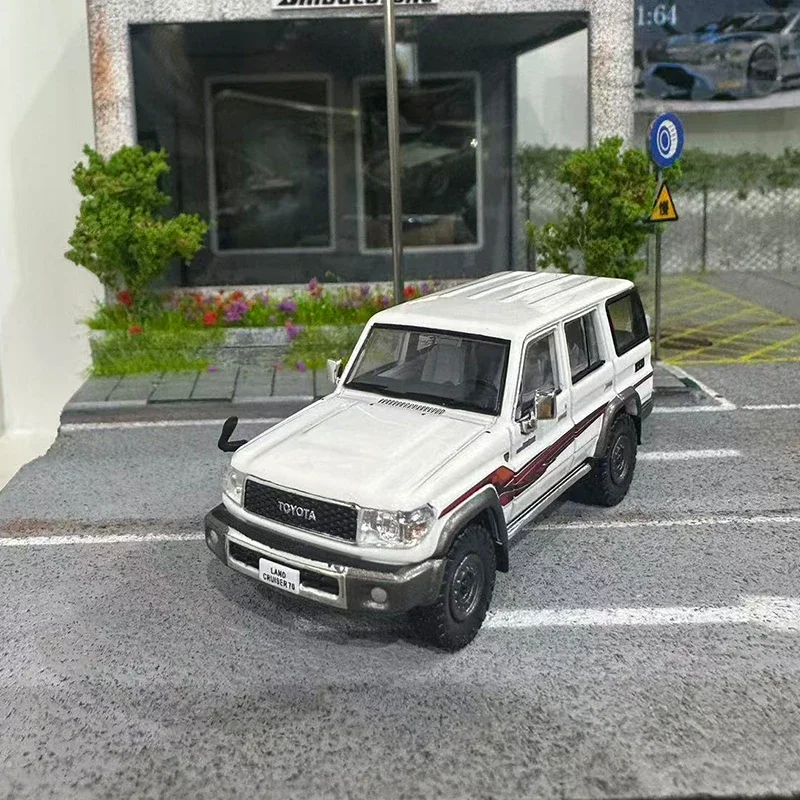 

MASSDI 1/64 1994, Toyota Land Cruiser LC76, бежевый, белый, зеленый, модель внедорожника из сплава, миниатюрная литая под давлением коллекция, орнамент HobbyToys