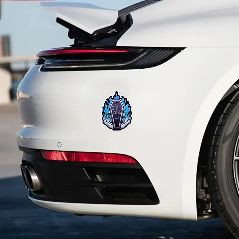 قطعة واحدة من ملصق نعش ولهب ساحرة لافتة للنظر - فينيل مقاوم للماء - دفاتر ملاحظات لنوافذ السيارة وأجهزة الكمبيوتر المحمولة ديكور قوطي منفعل