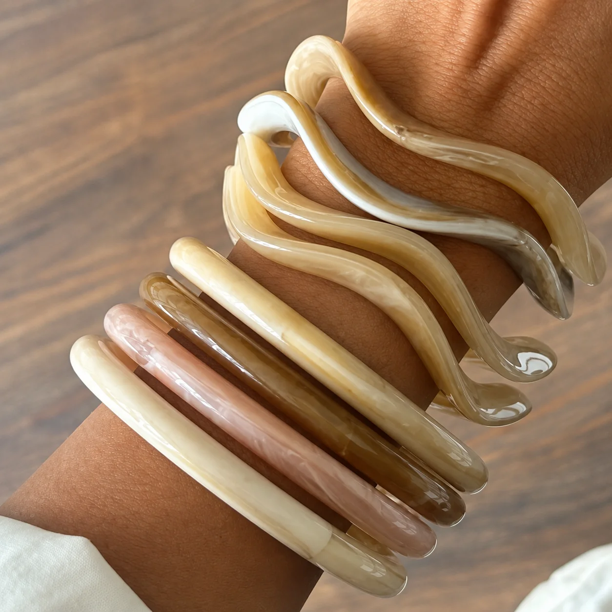 8pcs Irregular Resin Bangle Bracelet Set for Women Vintage Wavy Neutral Color Stackable Bangles Fashion Daily Jewelry Gifts New
