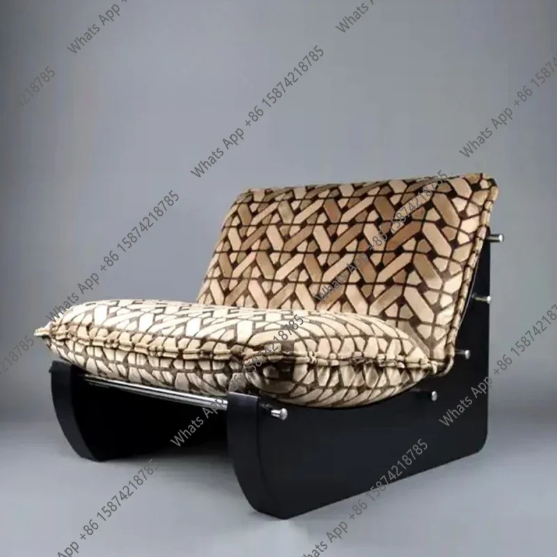 

Скандинавское средневековое кресло в стиле Баухаус из массива дерева с тканевой обивкой, в стиле ретро, с жаккардовым узором, одноместный диван в стиле old money.