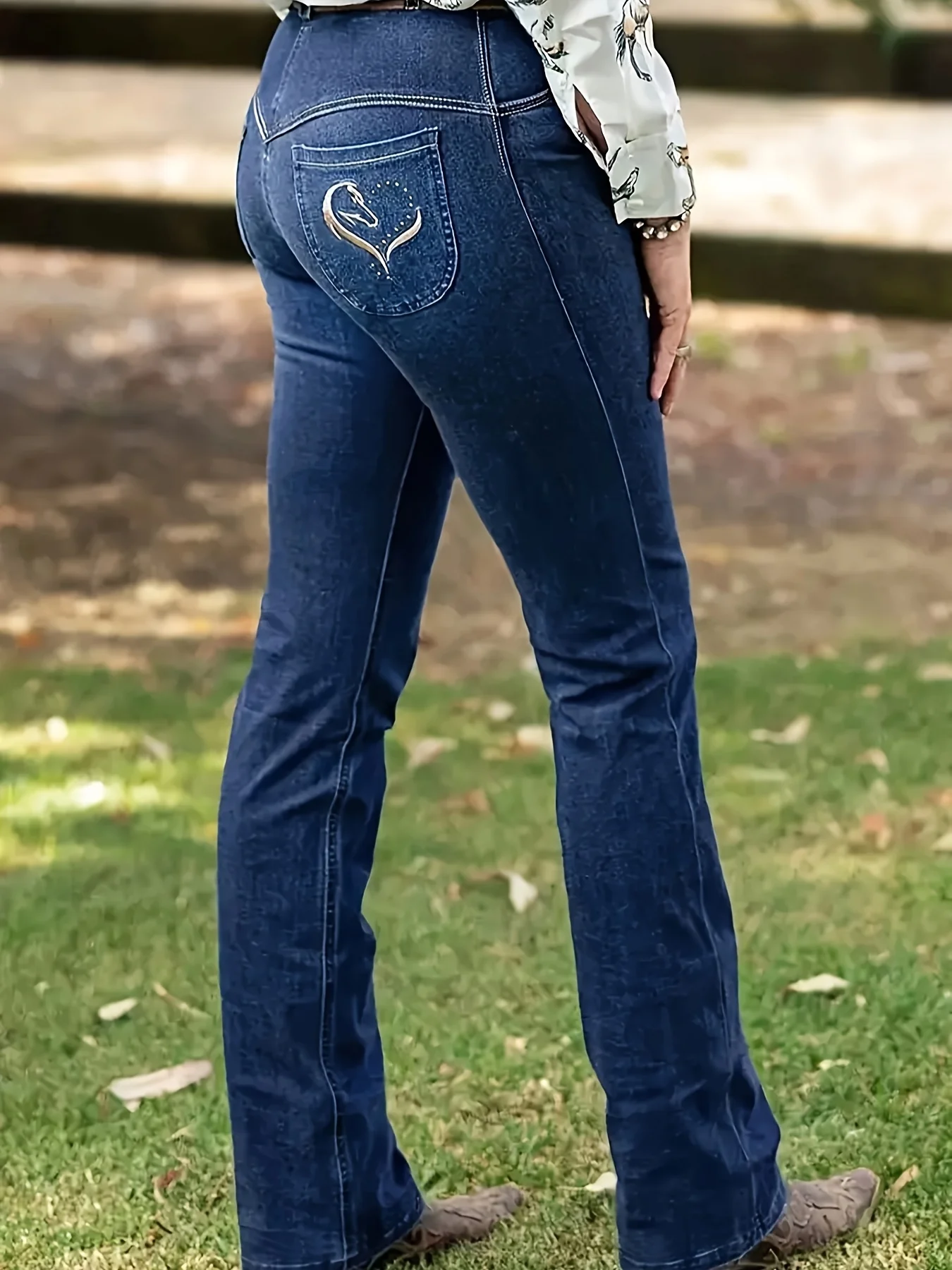 【HME】Jeans acampanados bordados de cintura alta para mujer: pantalones acampanados de mezclilla elásticos con diseño de corazón, tiro medio, corte ajustado,