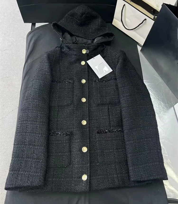 

Индивидуальные новые зимние стили 2025 года, европейская и американская женская одежда, однобортное твидовое пальто с длинными рукавами и пуговицами с капюшоном