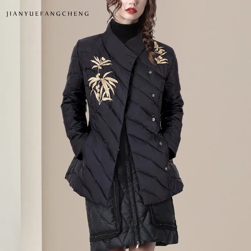 เสื้อแจ็คเก็ตผู้หญิงสีดำ แต่งเลื่อมและปักลาย  บุด้วยขนเป็ดขาว  แบบพัฟเฟอร์  ทรงเข้ารูป  แบบสั้น  สำหรับฤดูหนาว