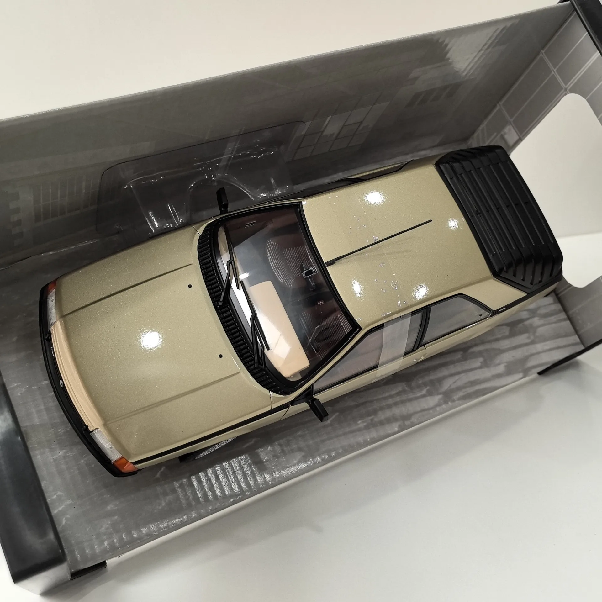 ダイキャスト SOLIDO 1/18 スケール ルノー フエゴ ターボ ルノー合金車モデル コレクタブルおもちゃ ギフト 記念品 ディスプレイ装飾