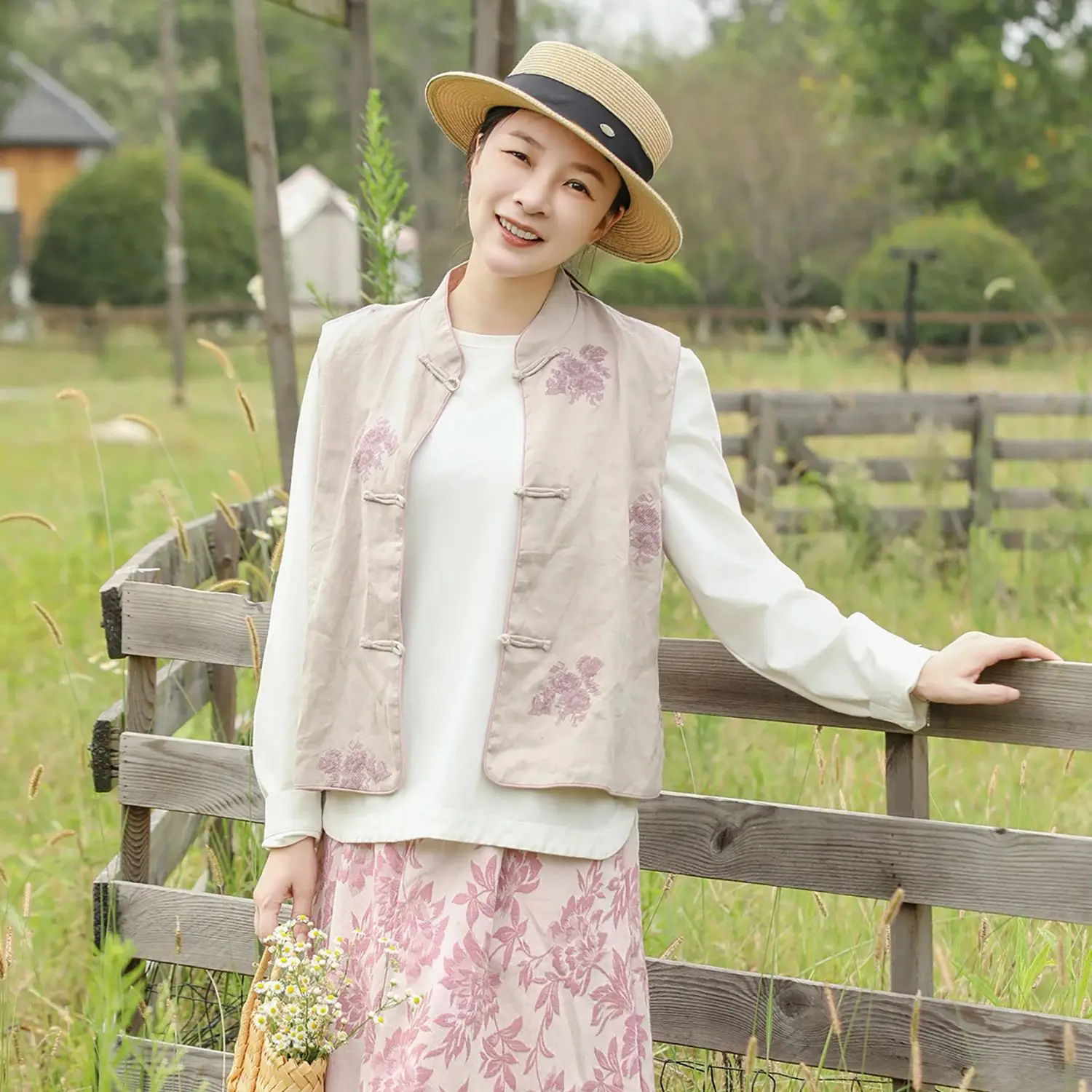 LZJN Autumn Linen Vest for Women, Elegant and Age-Defying, Versatile Embroidered Vest with Republic of China Era Style.