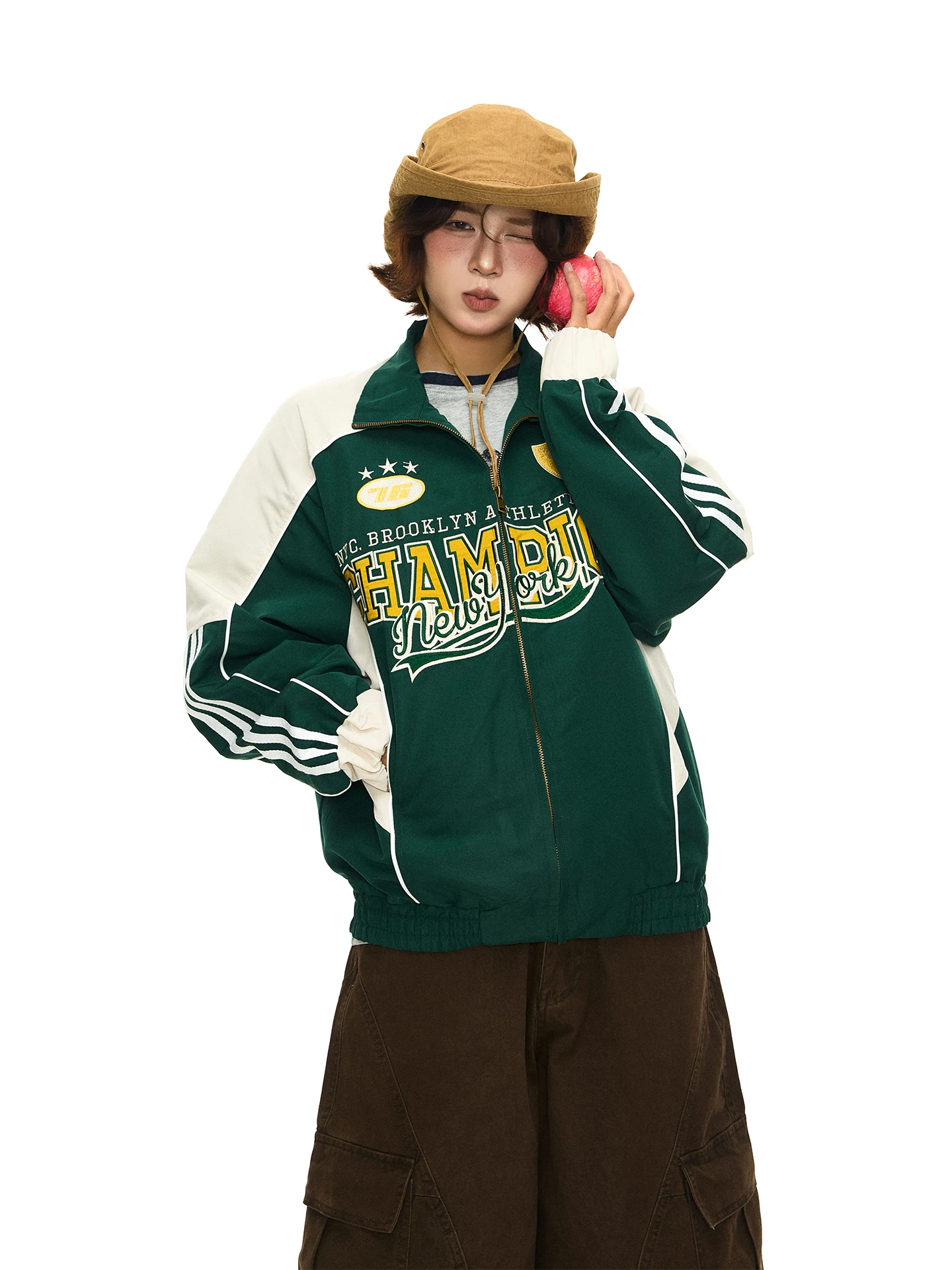 

Женская весенняя свободная повседневная спортивная куртка Chen Zhanlao Store в американском ретро-стиле с вышивкой букв и цветными блоками, с воротником-стойкой