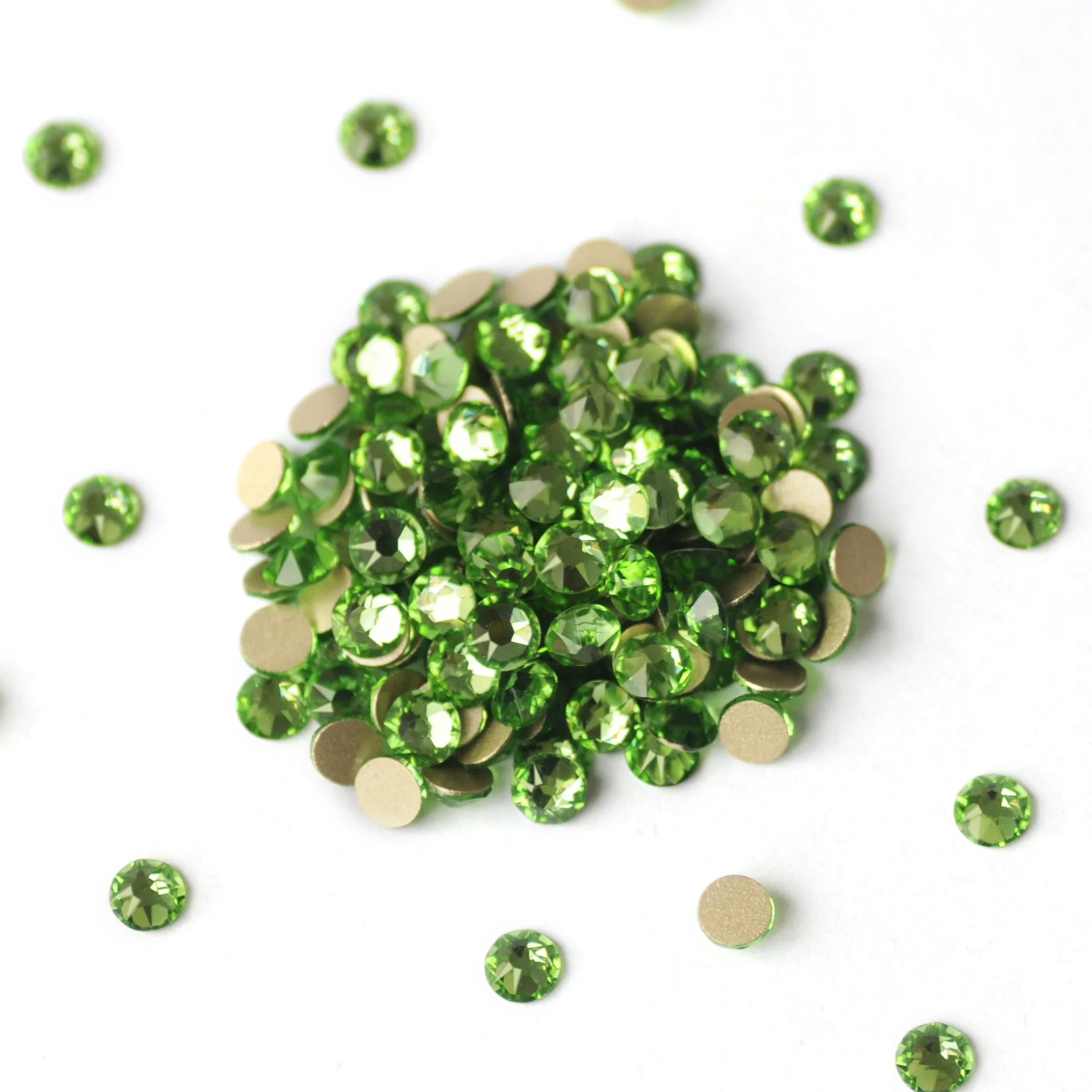 Glitzer-Peridot 2088 Non-Hotfix Strass-Set mit 8 großen und 8 kleinen Kristall-Strasssteinen mit flacher Rückseite für Handarbeiten und Kleidung. – Detail 2