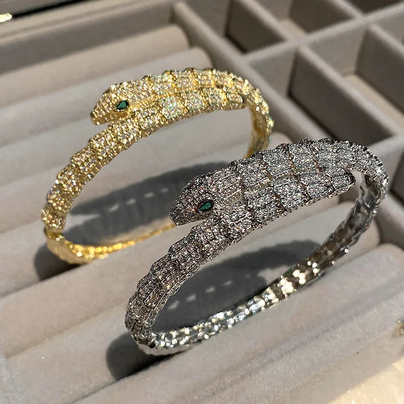 

Vintage Snake Head Open Cuff Bangle For Women Full Sparkling Stone Inlaid Serpent Wrist Band Punk Stackable Party Jewelry Gift