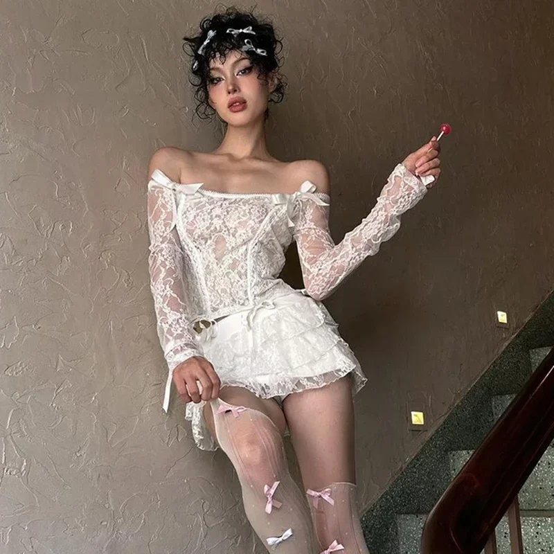 เสื้อแขนยาวเปิดไหล่ผ้าลูกไม้หรูหรา พร้อมกระโปรงตาข่ายจีบเอวสูงยืดหยุ่น ชุดเซ็ต 2 ชิ้น สไตล์หวานสำหรับผู้หญิงช่วงฤดูใบไม้ร่วง