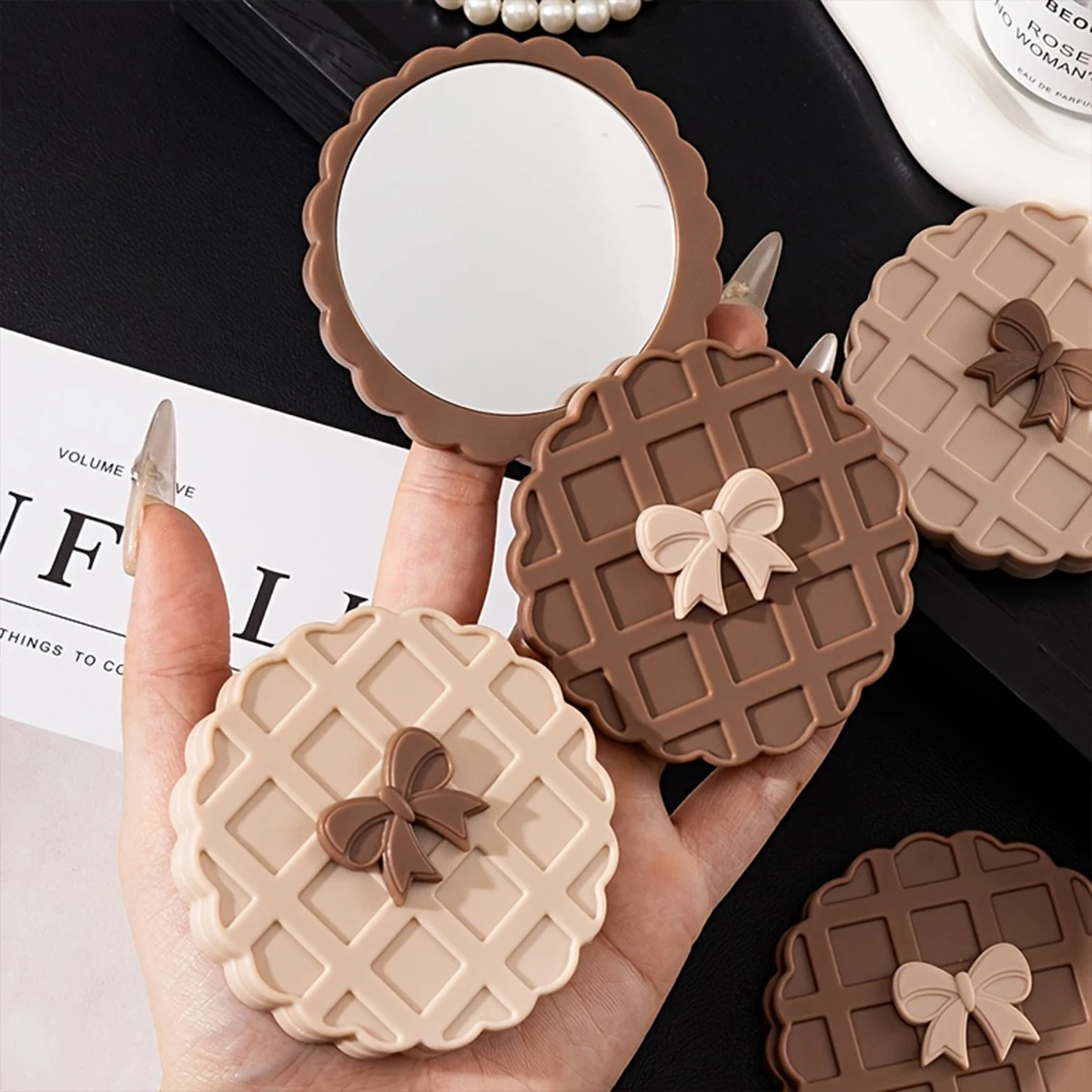 1PCS schattige wafel koekjesvormige spiegel - draagbare mini make-upspiegel, compact ovaal deksel, bruin beige wafelboogontwerp