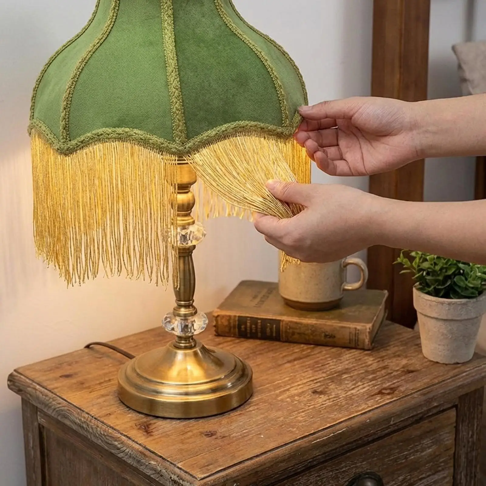 Decorative Victorian Tassel Lamp Shade Velvet Scallop Table Lamp Cover for Living Room Hotel E