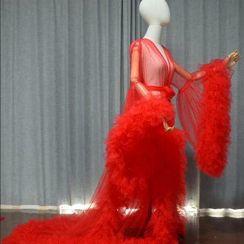 Prospettiva dell'abito in tulle attraverso abiti lunghi Vest...