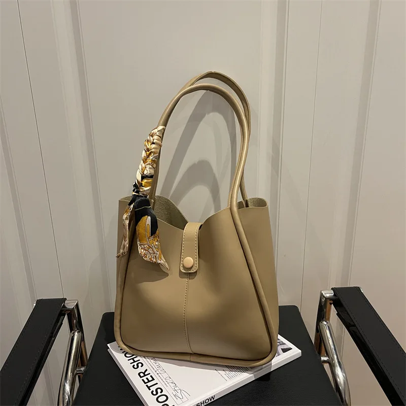 

2025 Autumn Winter Spacious Tote Bag, Versatile Shoulder Purse for Women, Luxe Underarm Crossbody, Minimalist Day to Night Bag