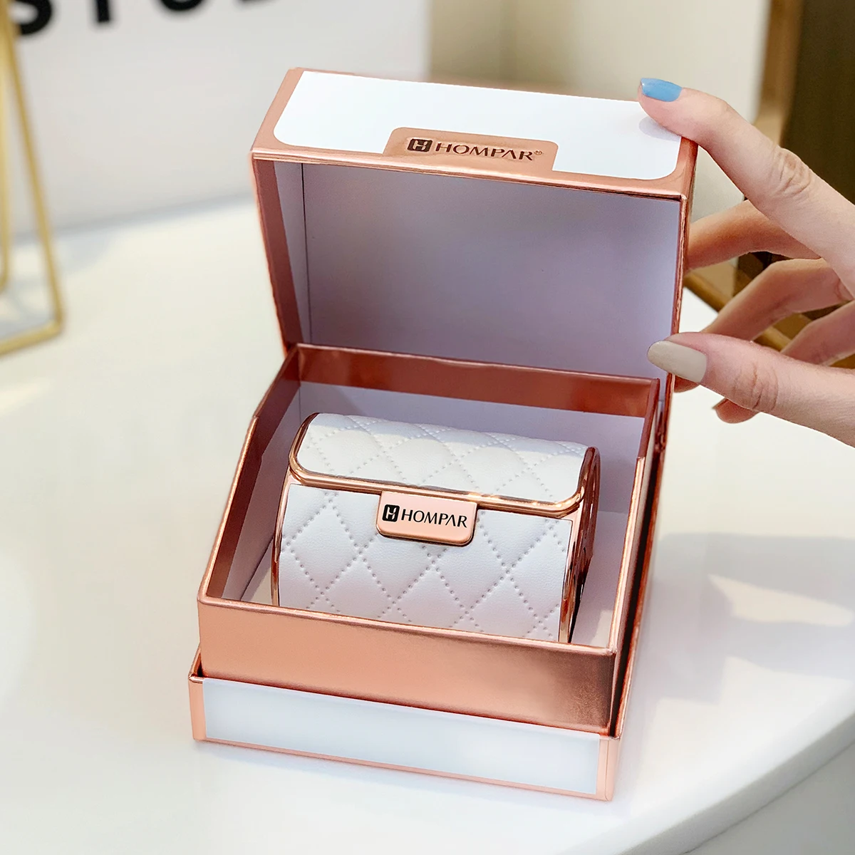 Eine Geschenkbox mit 4 Lippenstiften, antihaftbeschichteten Körbchen, hochwertige Kosmetika von bekannten Marken für Mädchen, 4 Farben, Geburtstagsgeschenk, Weihnachten