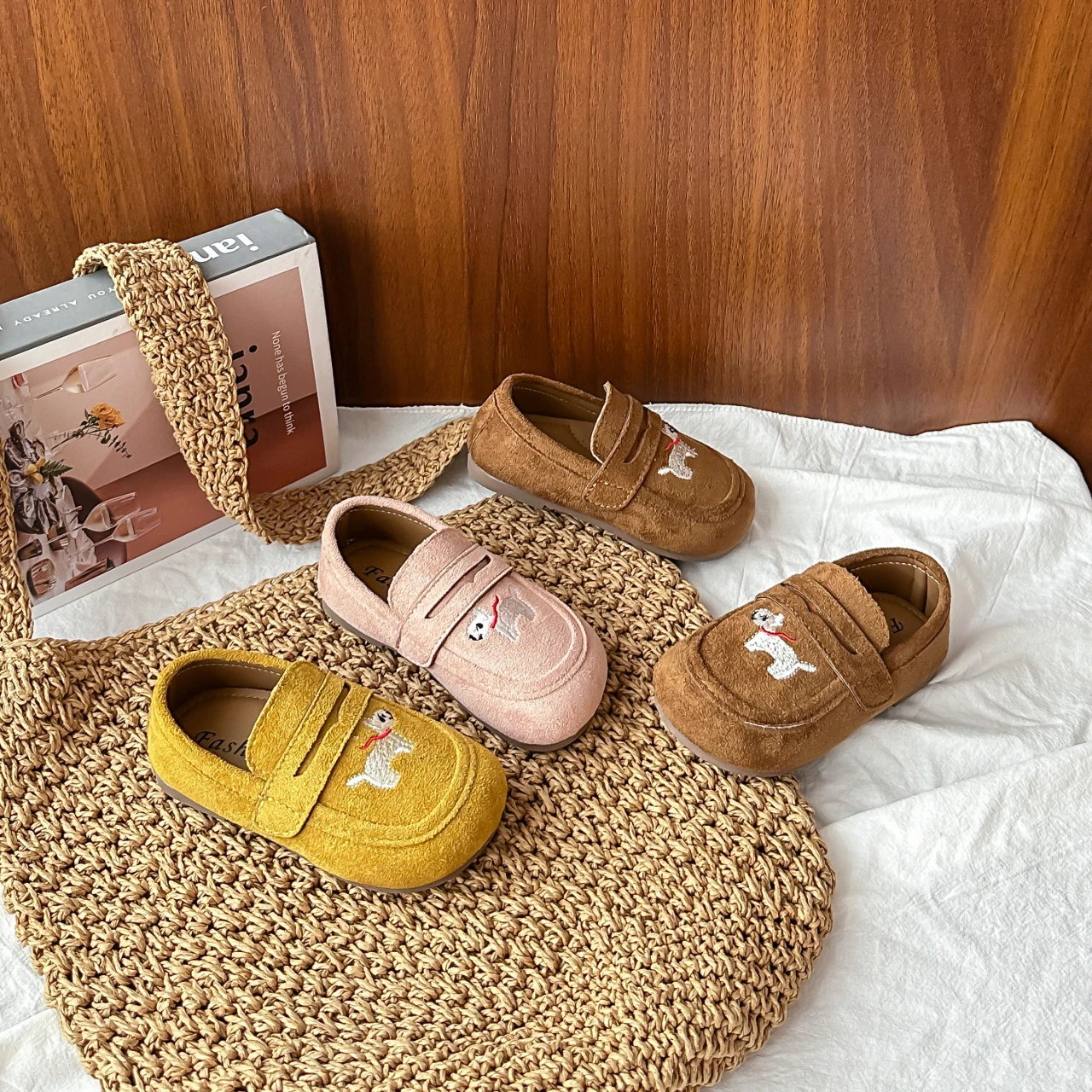 

Замшевые модные кожаные туфли для девочек с вышивкой и щенком, весенне-осенние туфли для отдыха на низком каблуке с плоской подошвой.