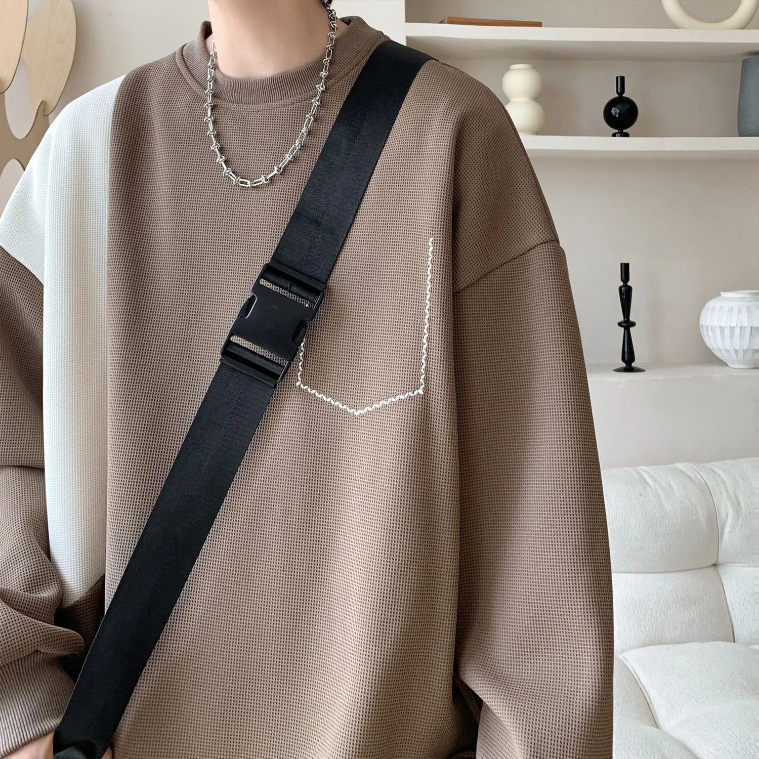 

Мужские худи без капюшона с русским ребристым текстурированным узором, детали отделки из материала, функциональные элементы по краю манжет, воротника, рукавов и низа.